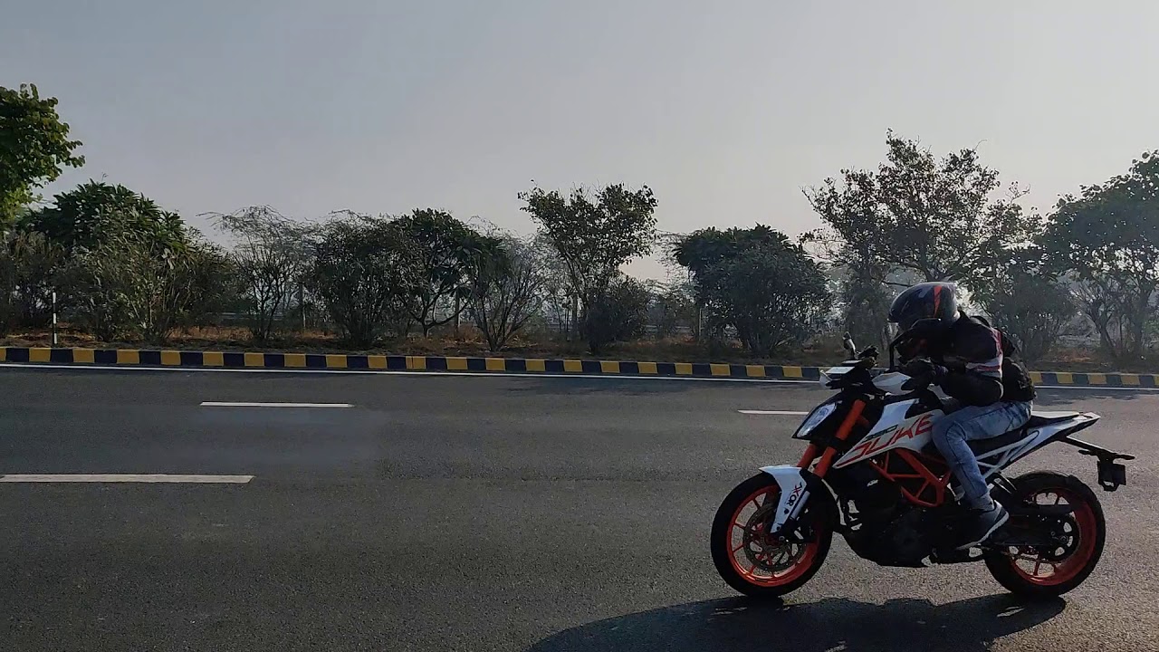 2X Duke 390 flyby at 170kmph