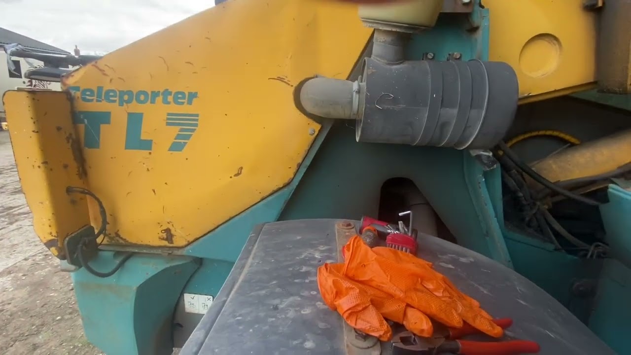 Saturday workshop. Sanderson tl7, Komatsu digger and combining!!