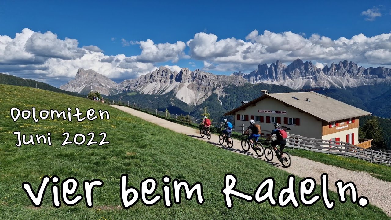 Vier beim Radeln: Mit dem Mountainbike durch die Dolomiten