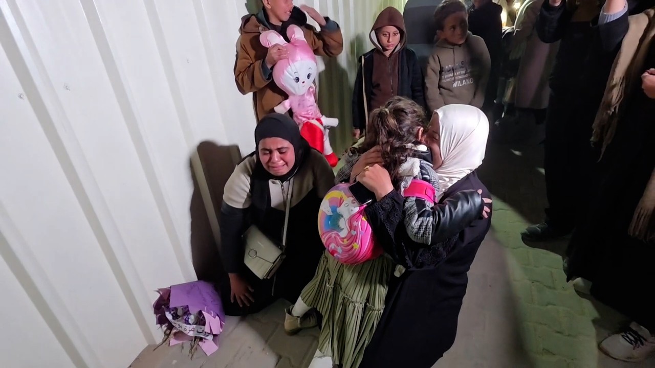 وصول مجموعة من العائدين إلى قطاع غزة عبر معبر رفح الحدودي إلى مستشفى ناصر في خان يونس جنوب قطاع غزة