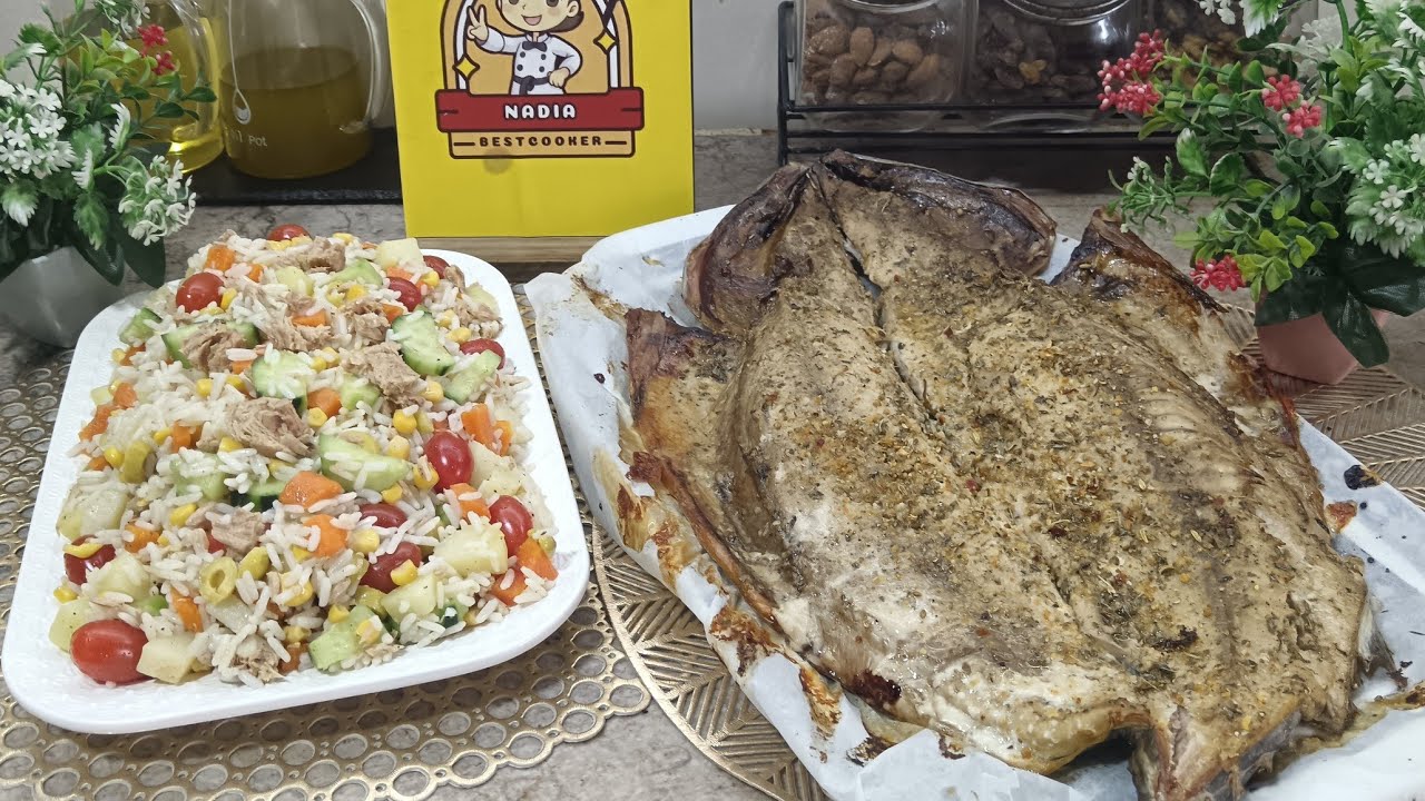 أكلة سمك🐟 في الفرن منسمة بتتبيلة رائعة و لذيذة مع سلطة ارز بالخضار طبق مغذي وصحي 👌