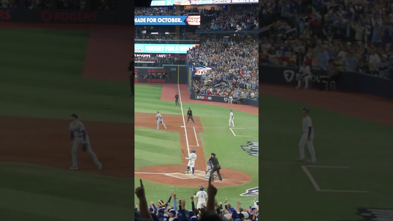 Bo Bichette just unleashed one of the coldest bat flips ever 🥶