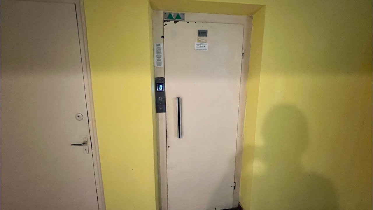 Old Modernised IFMA Traction Elevator@Bulevardul Decebal Bl.D Sc.E, Deva, Romania