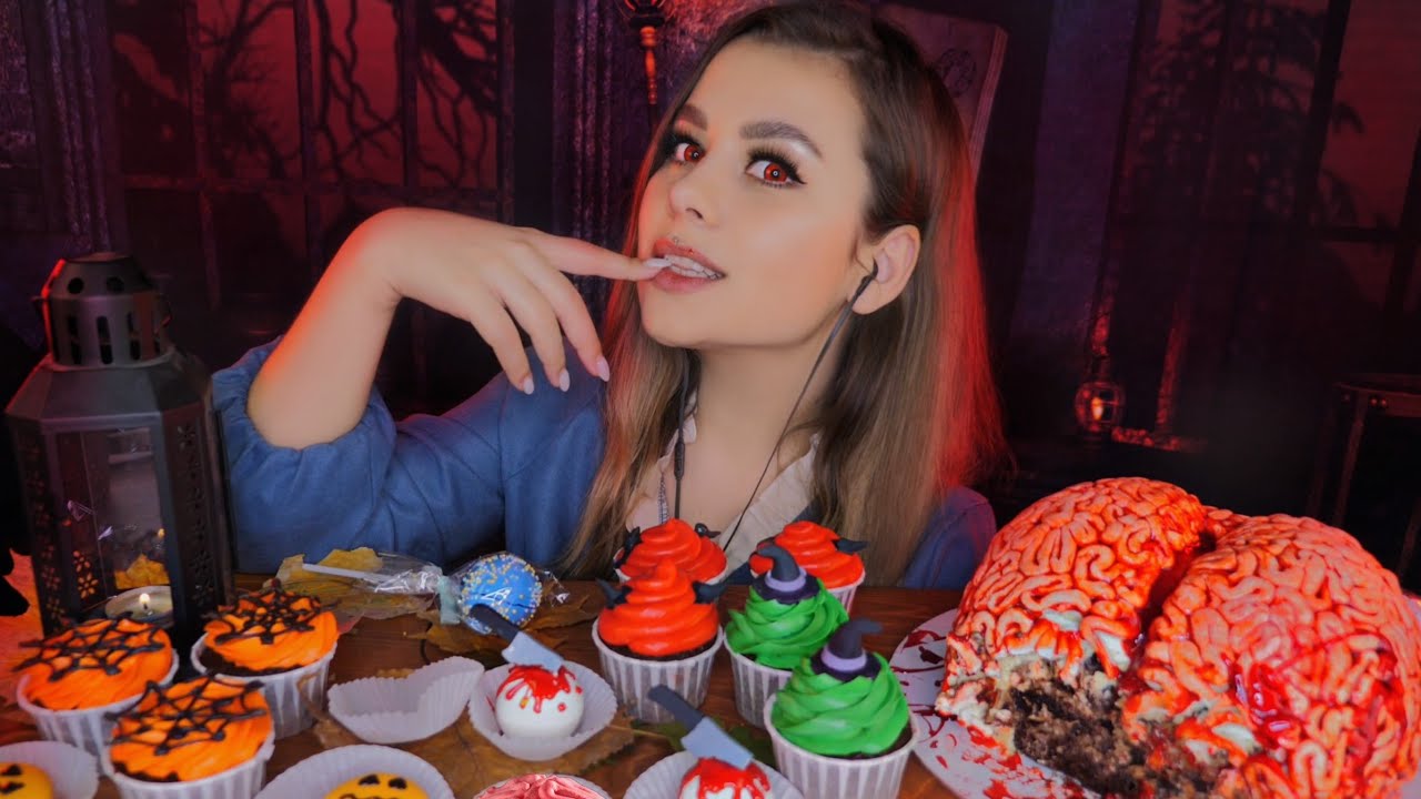 ЗВЕРСКИ ВКУСНО 🎃🩸 | В гостях у Королевы Вампиров | ASMR Eating Halloween food | Mukbang