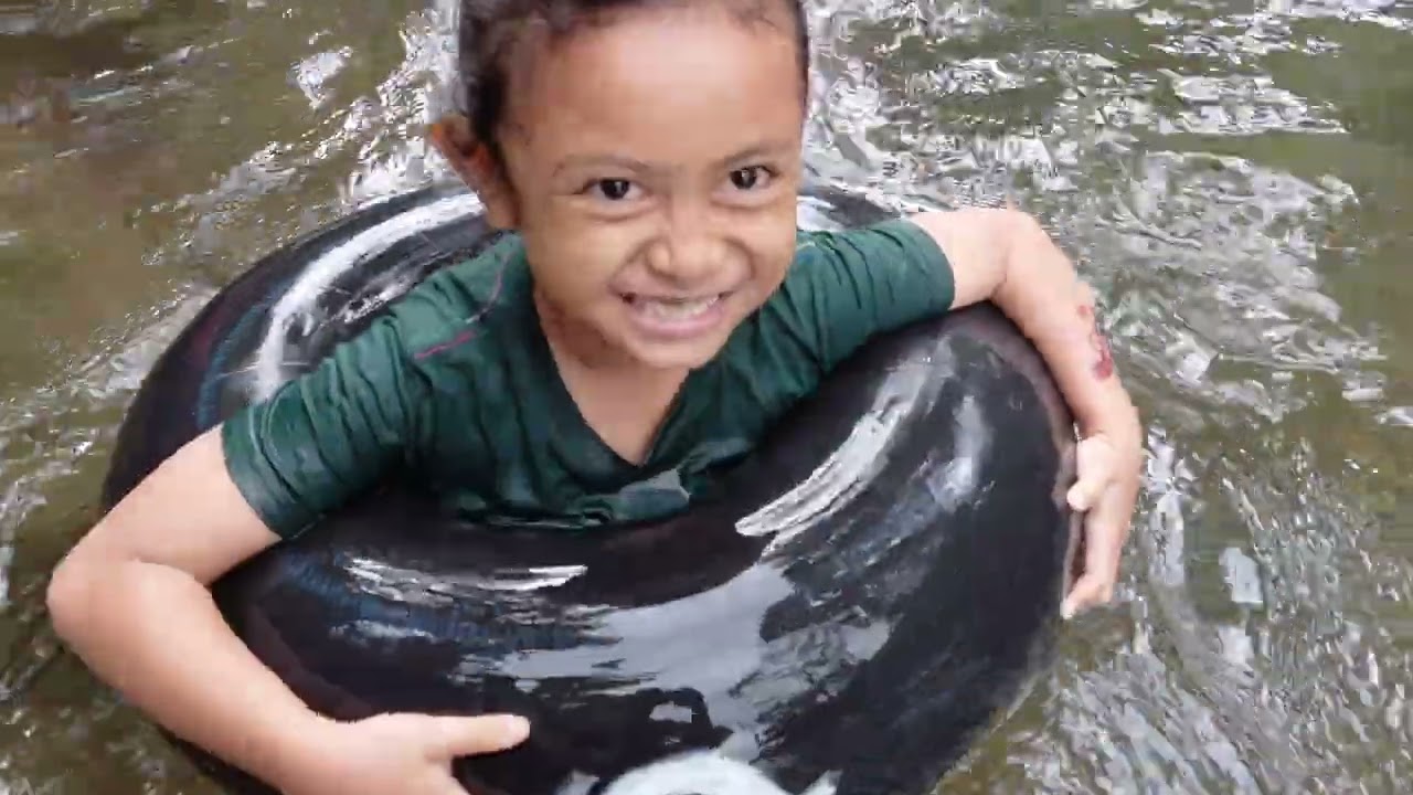 Berenang di sungai kaki gunung yang tidak tersentuh bangunan . Sungai alami