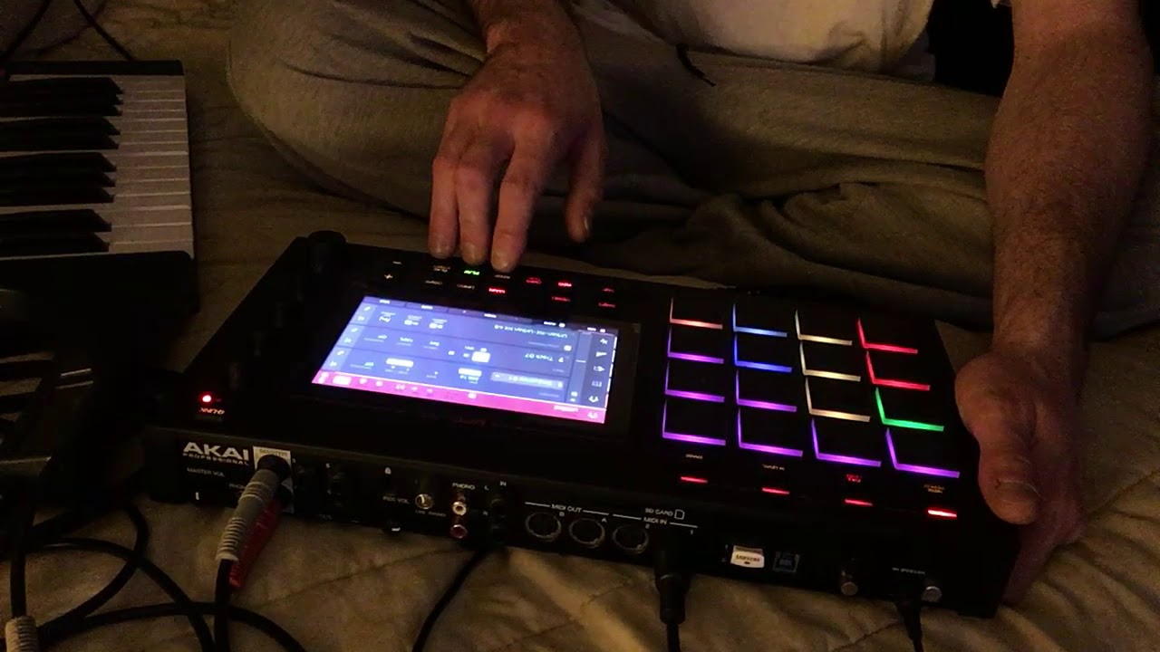 Akai MPC LIVE - Making a Quick Beat - Stock Sounds and Samples [High Quality]