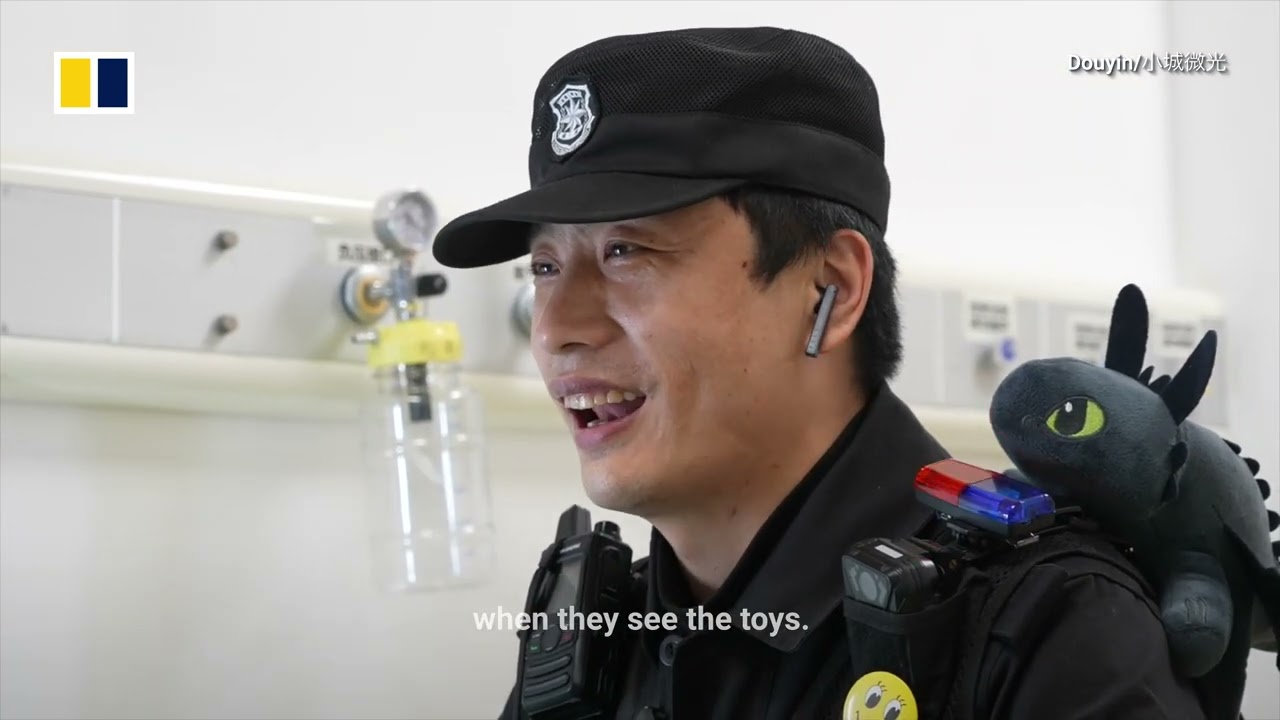Security guard cheers young patients with ‘toy cloak’