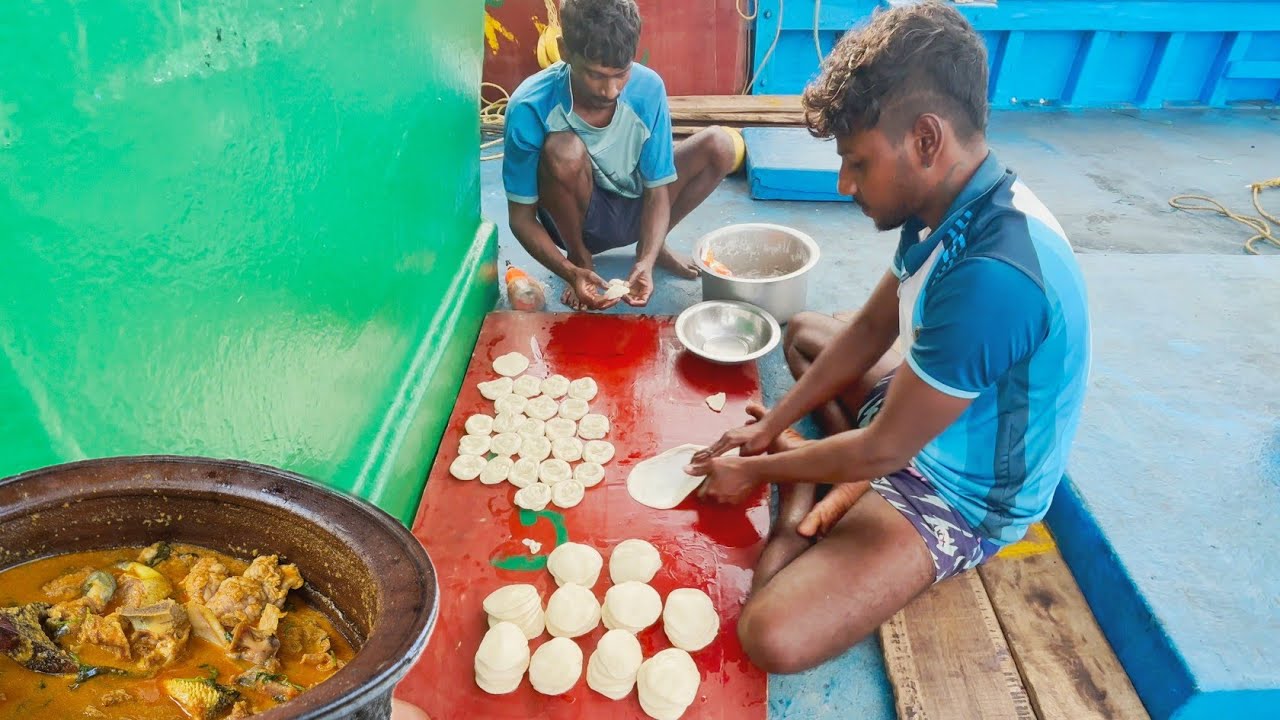 கடல் மேல் சமைத்த சுவையான புரோட்டா  சால்னா | Parotta With Salna