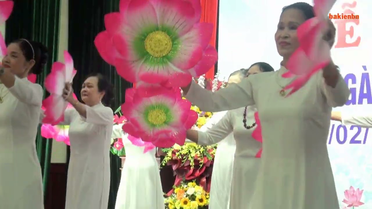 Khúc hát sông Quê - CLB Dân vũ & Bác sỹ Trương Thị Hiền - Biểu diễn