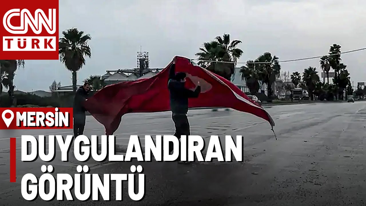 Duygulandıran Anlar: Şiddetli Rüzgardan Yola Düşen Türk Bayrağını Kaldırıp Bağırlarına Bastılar!