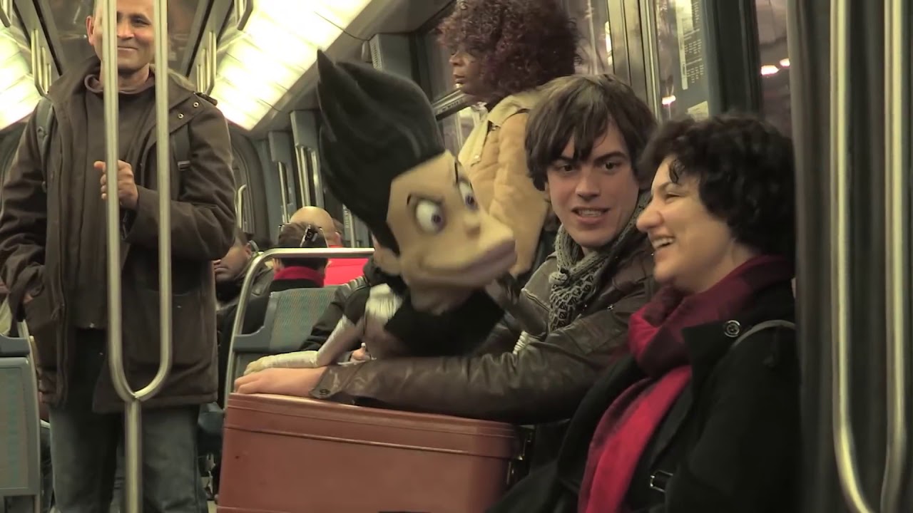 Un ventriloque drague avec sa marionnette dans le m&eacute;tro