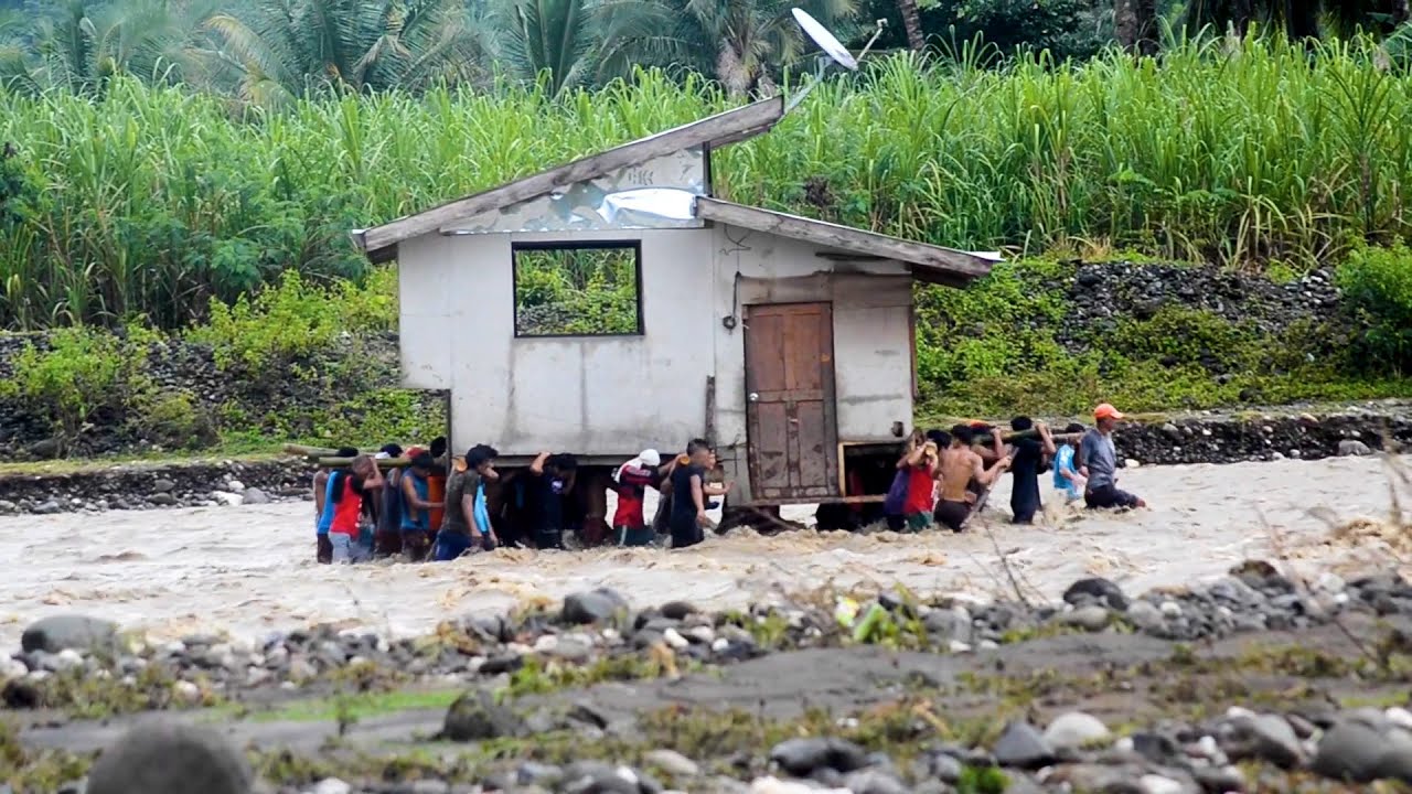 Près de 40 personnes déplacent une maison entière à cause d'une inondation !