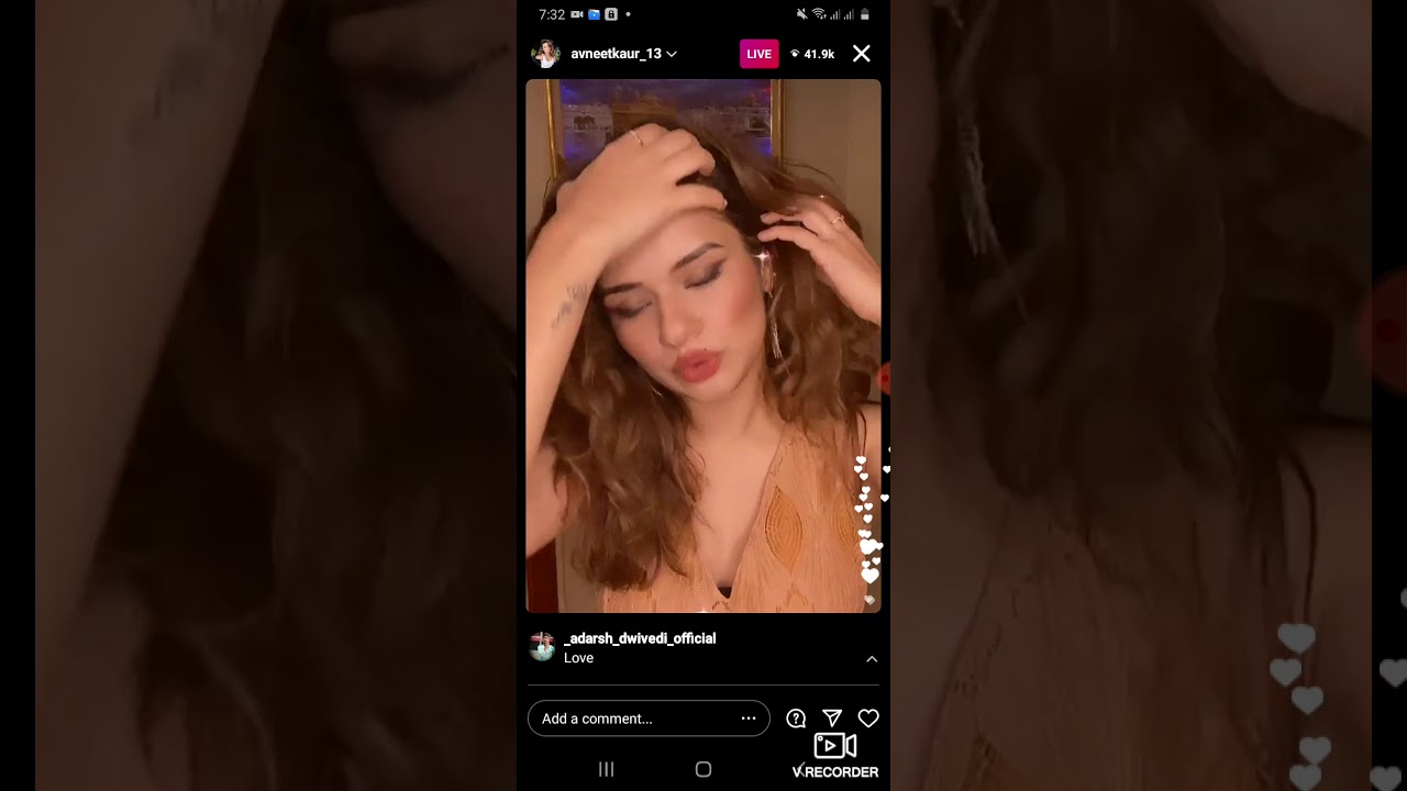 Avneet Kaur sing a song on her Instagram live
