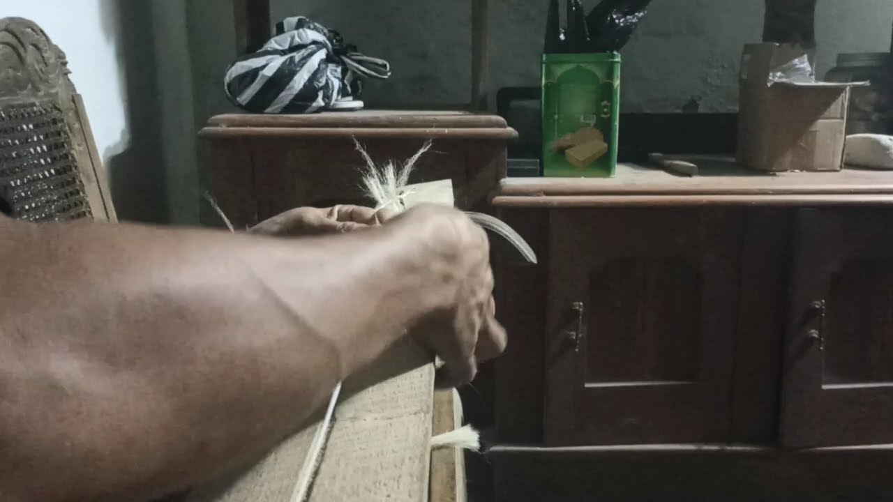Proses kesabaran merangkai rambut rangda dari sintetis 