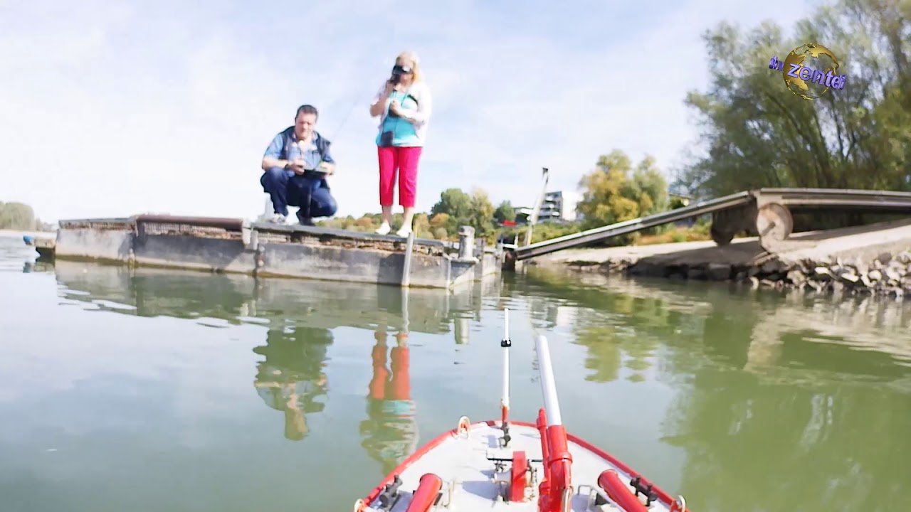 16 09 2018 Einkranen Feuerlöschboot Düsseldorf 2