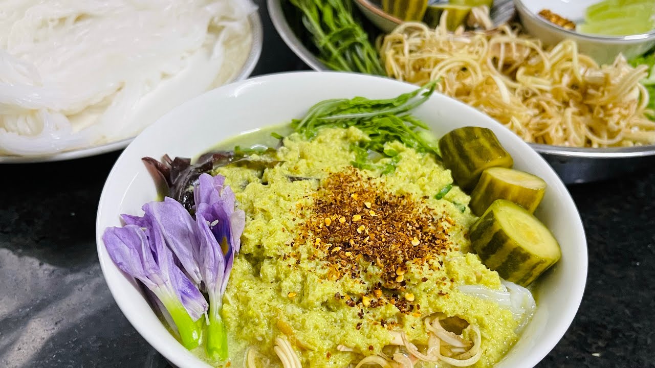 Khmer rice noodle with fish soup l នំបញ្ចុកសម្លរប្រហើរ 