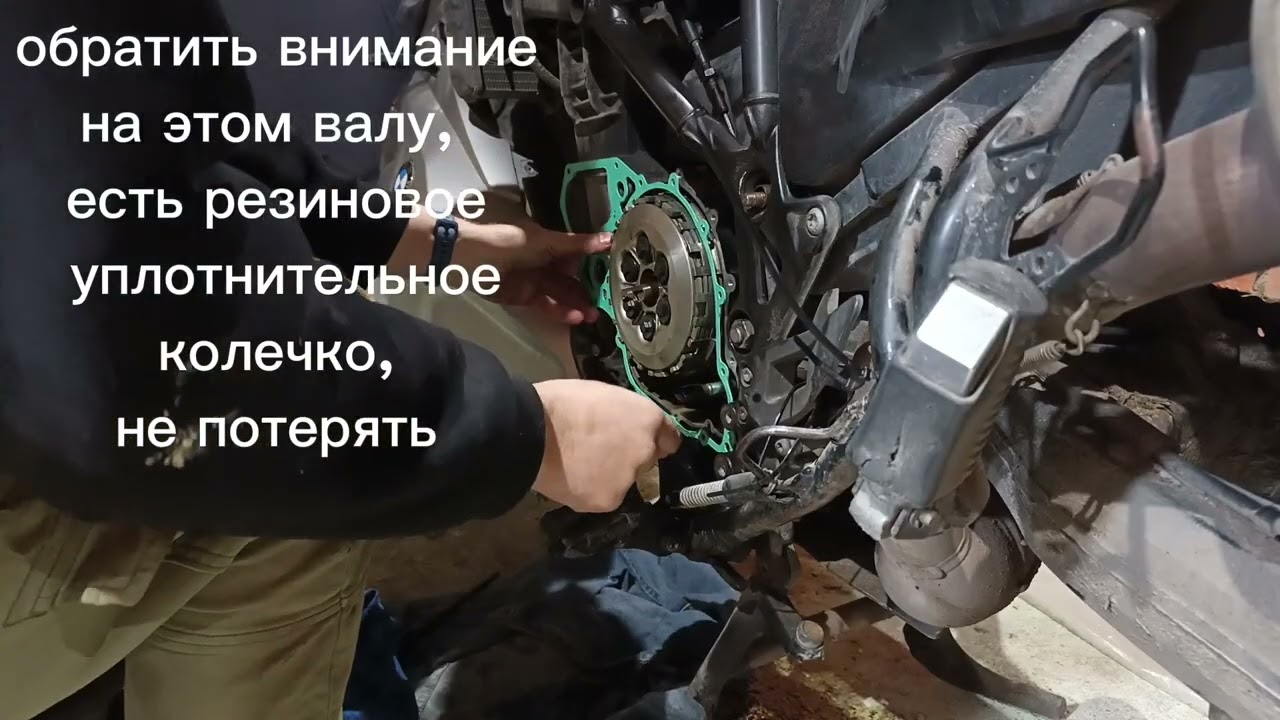 Установка сцепления BMW F800GS. Так же хорошо помогает заснуть под звуки падающих пиллет и пламени.