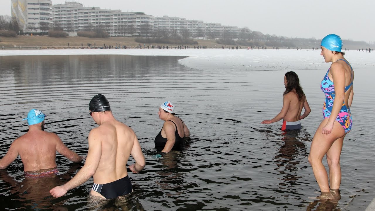 Abtauchen bei Minusgraden: Eisschwimmen in Wien