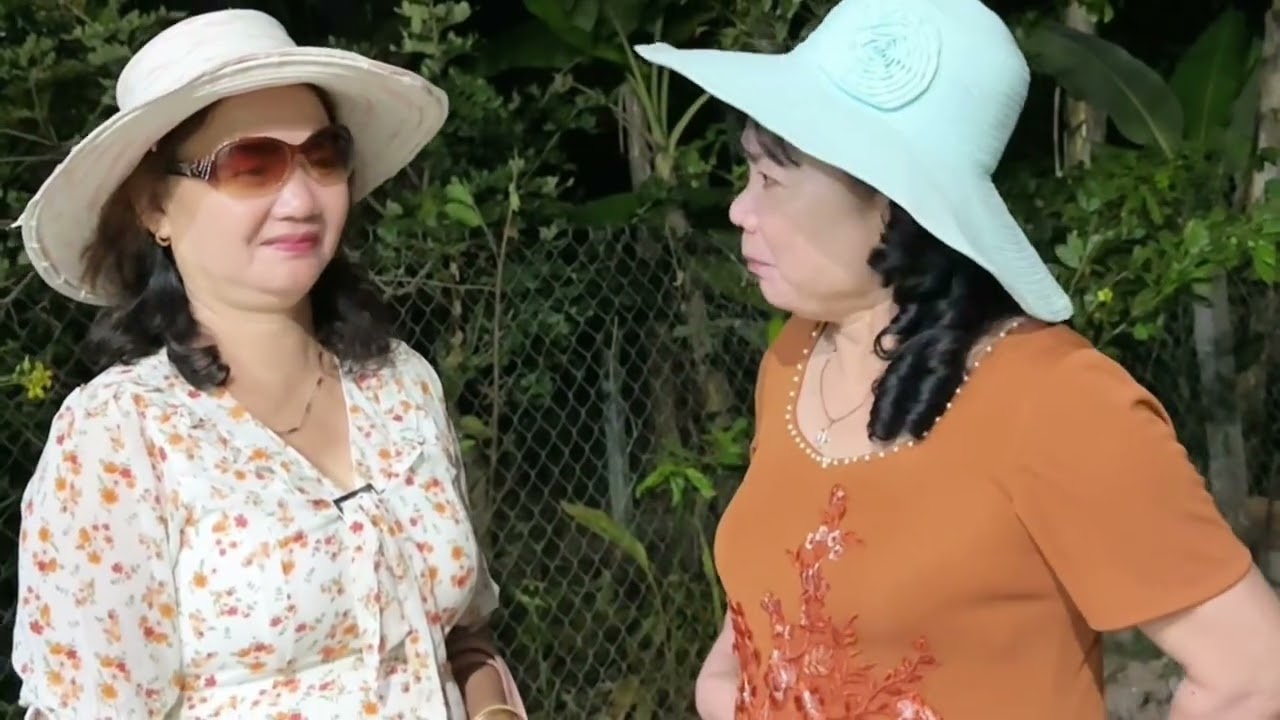  Gia đình xào xáo mất luôn con gà vì bà hàng xóm nhiều chuyện 