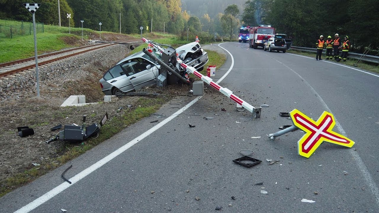 Seniorka při nehodě smetla světelné zařízení a výstražný kříž před přejezdem
