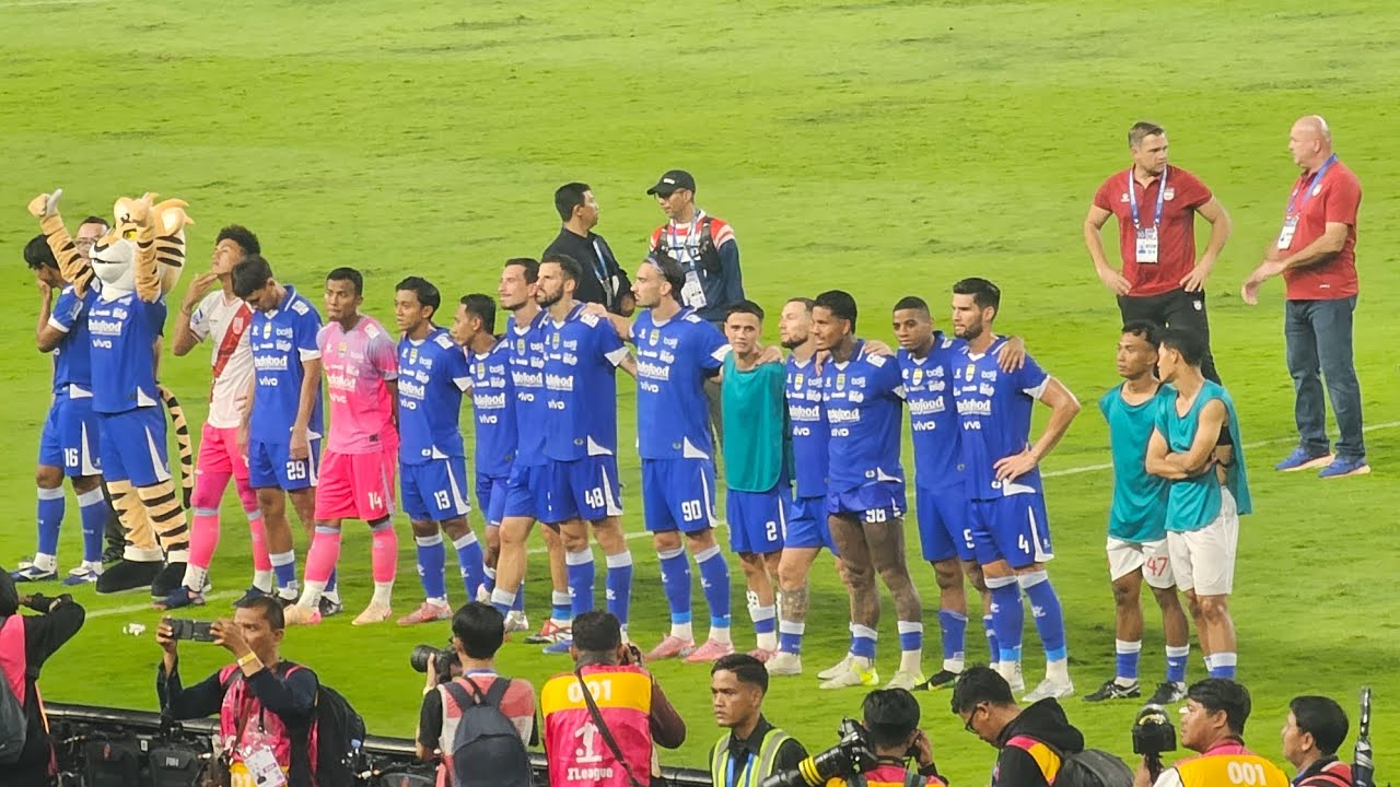 SELURUH PEMAIN PERSIB MENGHAMPIRI BOBOTOH 1 STADION BERGEMURUH MERAYAKAN KEMENANGAN