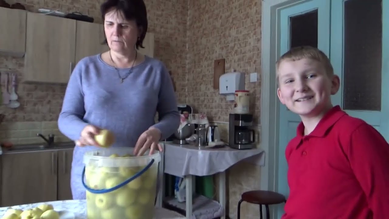 Вікуся практикується! Дегустуємо квашені яблука 🍏