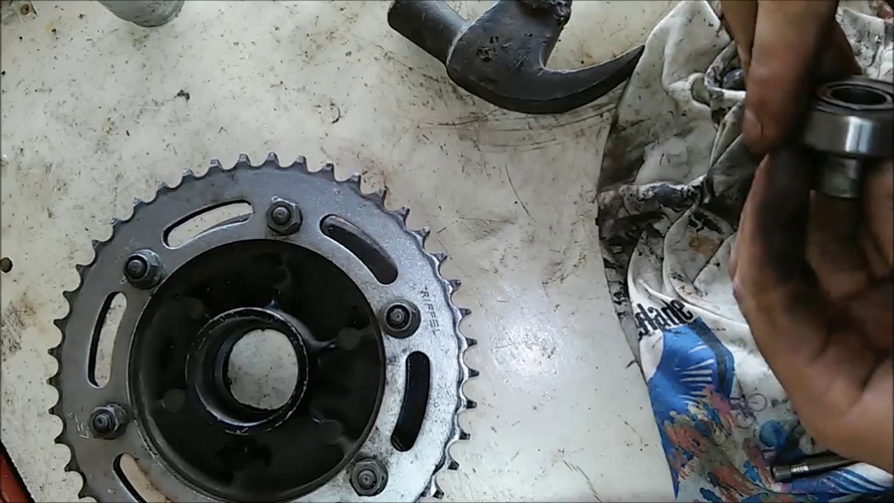 Yamaha Fazer 250 - Troca dos Rolamentos da Roda Traseira