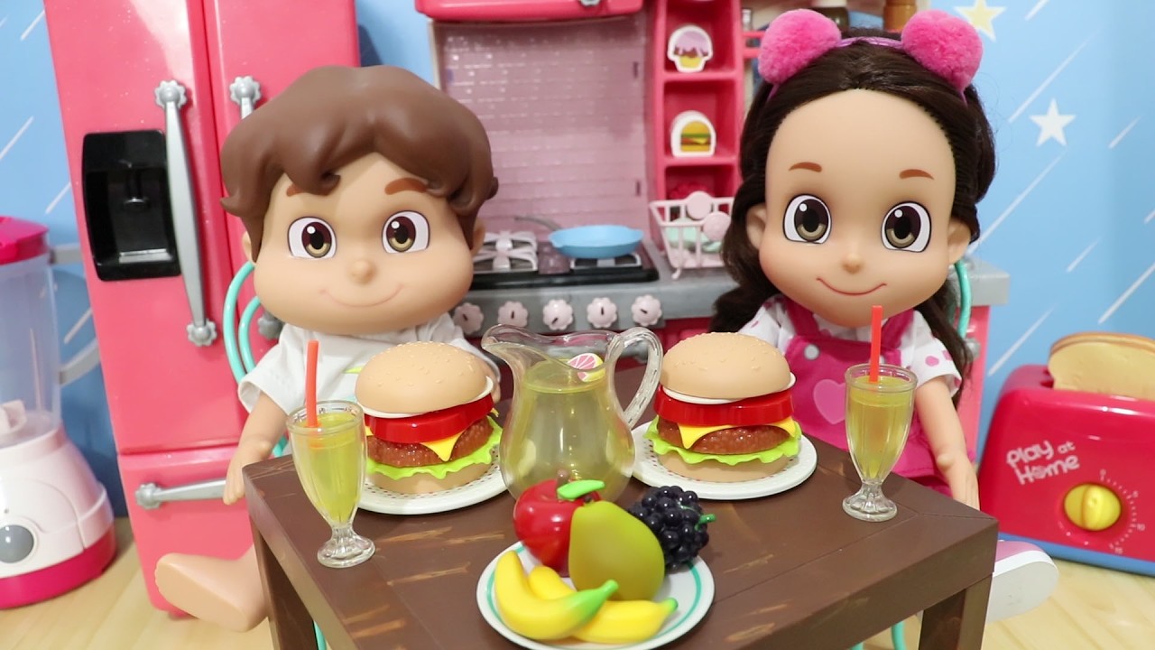 MARIA CLARA E JP COMENDO HAMBURGUER