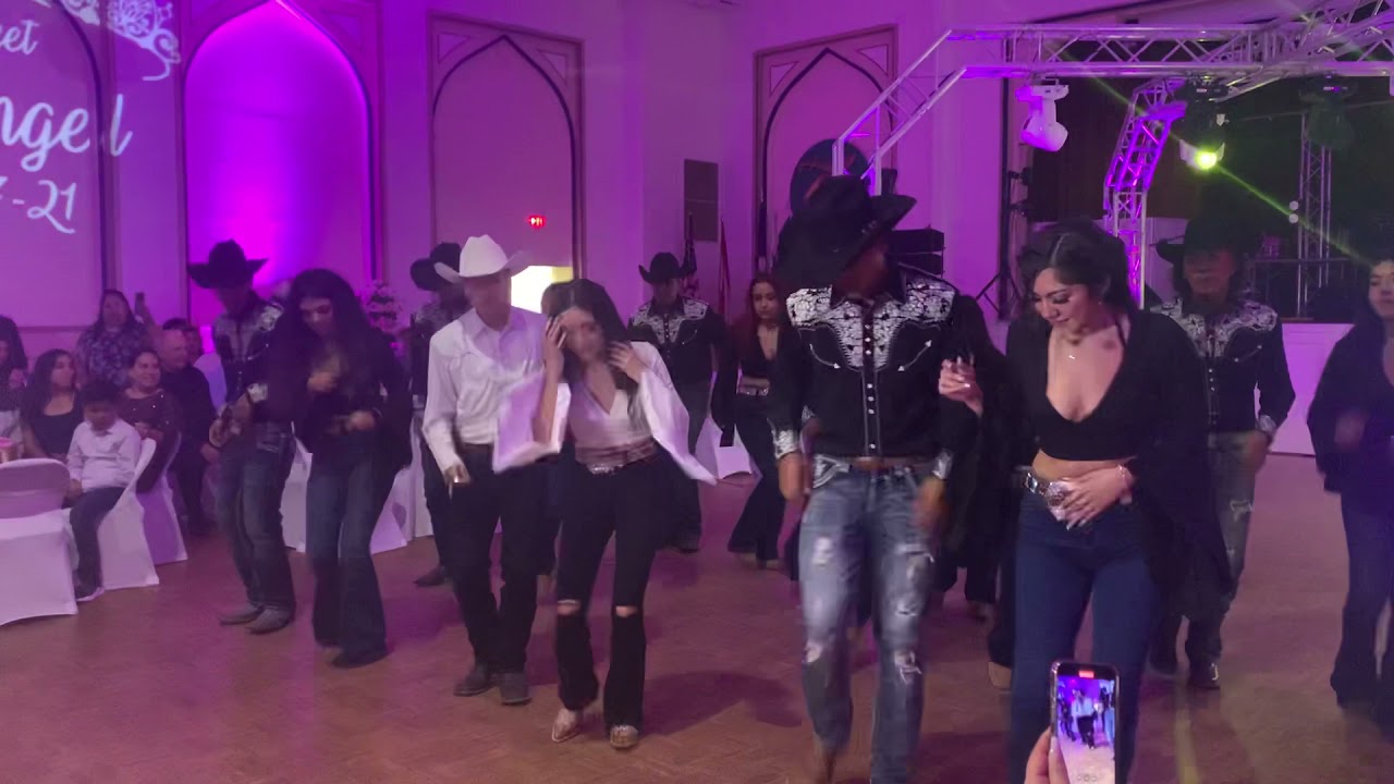 Baile sorpresa en el XV de Solangel mi hijo  Davis está bailando ahí