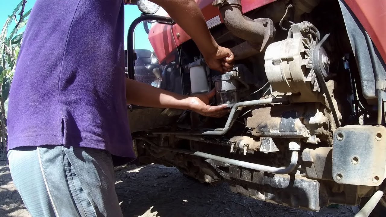 Dándole mantenimiento al tractor