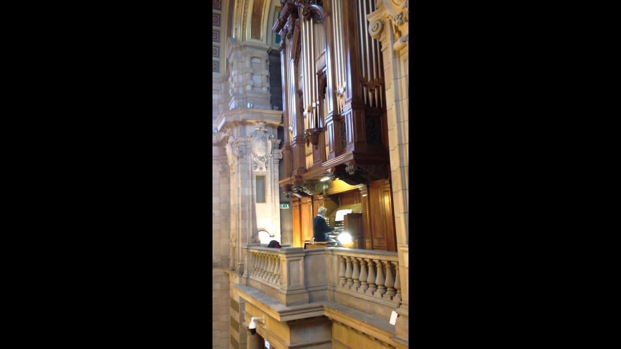 Organist plays moving tribute to David Bowie