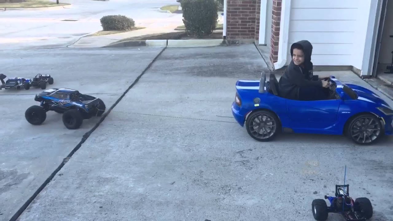 Traxxas X-MAXX vs Viper Power Wheel tug-of-war
