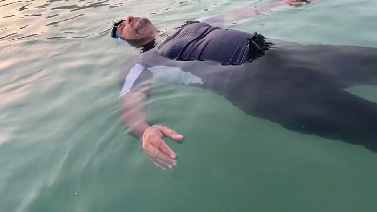 تعليم الطفو على الظهر بسهولة في البحر