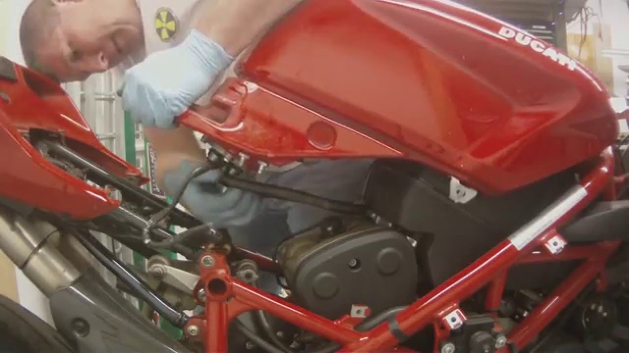 Снятие топливного бака Ducati Superbike 848 1098 1198