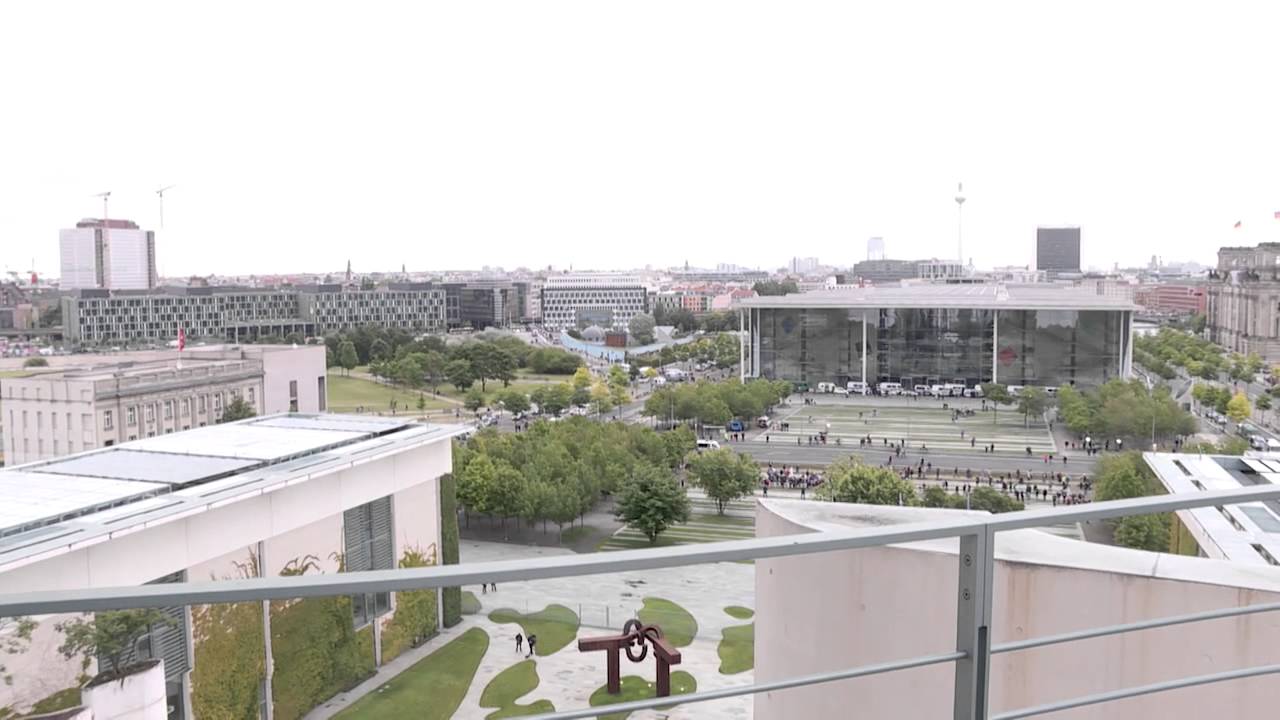 Merkel Shows Queen Elizabeth Around Chancellery