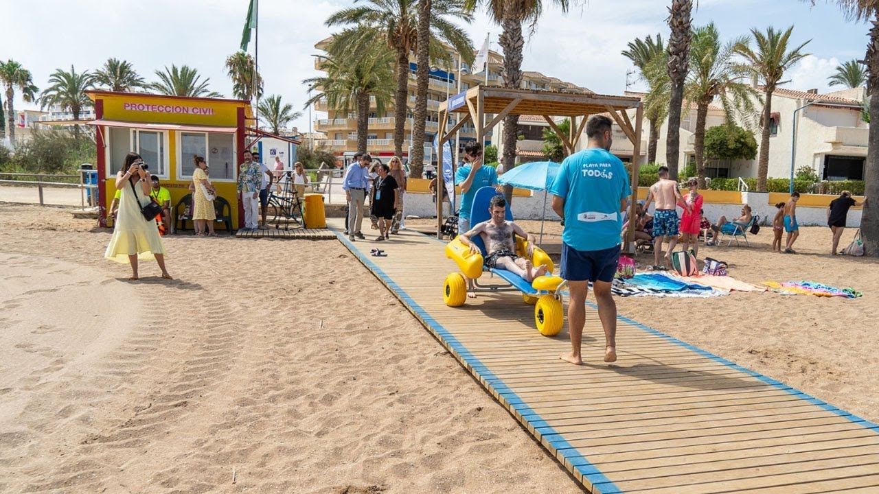 Cartagena ofrece baño asistido a personas con movilidad reducida en La Manga,La Azohía y Playa Honda