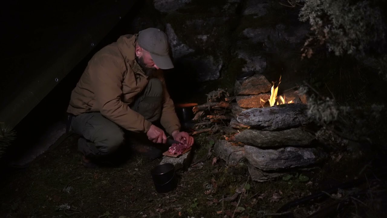 Survivor: Building an emergency shelter at the last moment high on the mountain.Winter returns. ASMR