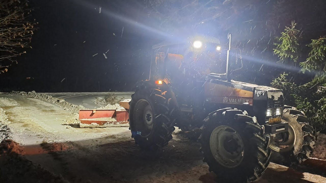 Valmet 665 ensilumen kimpussa