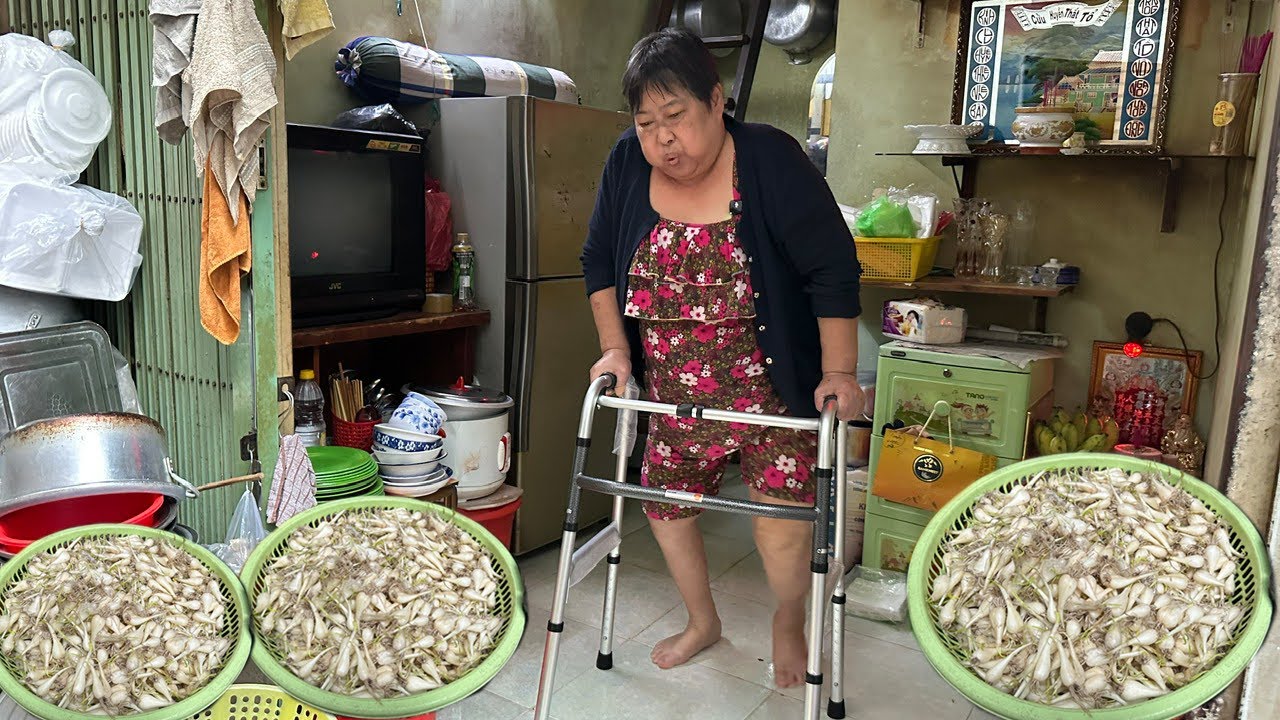 Quán Cơm Tạm Nghỉ Cô Lệ Chật Vật với chiếc xe lăn nhích từng bước chân Vẫn Gán Làm Củ Kiệu Bán Tết