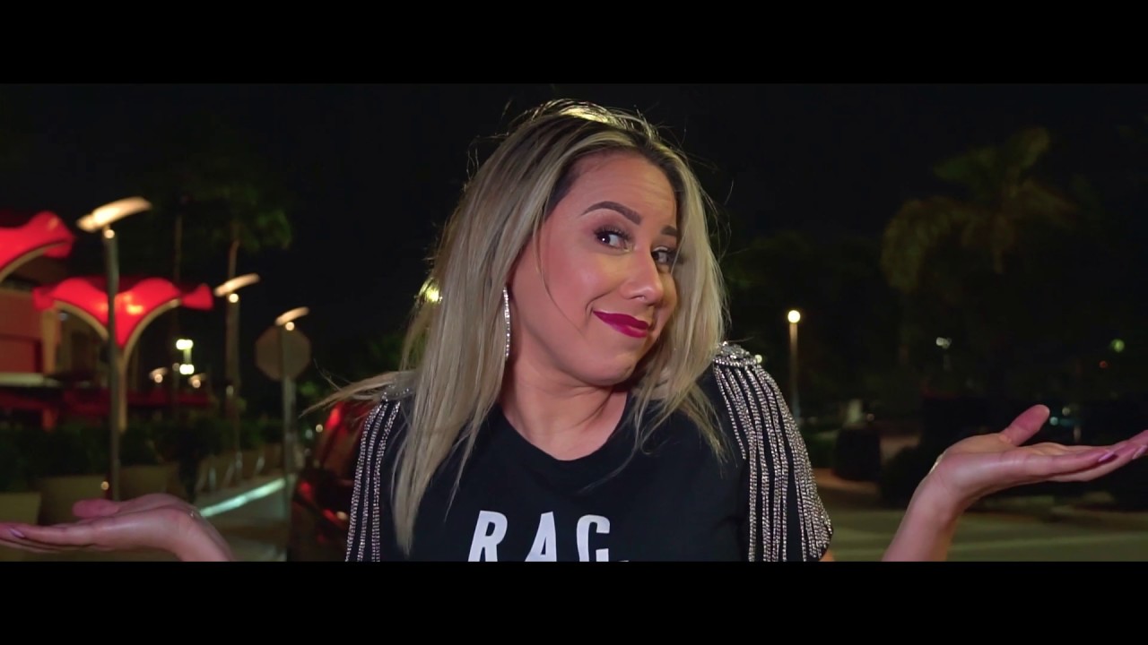 Srta. Dayana - Me Gustan Los Dos (Official Music Video)