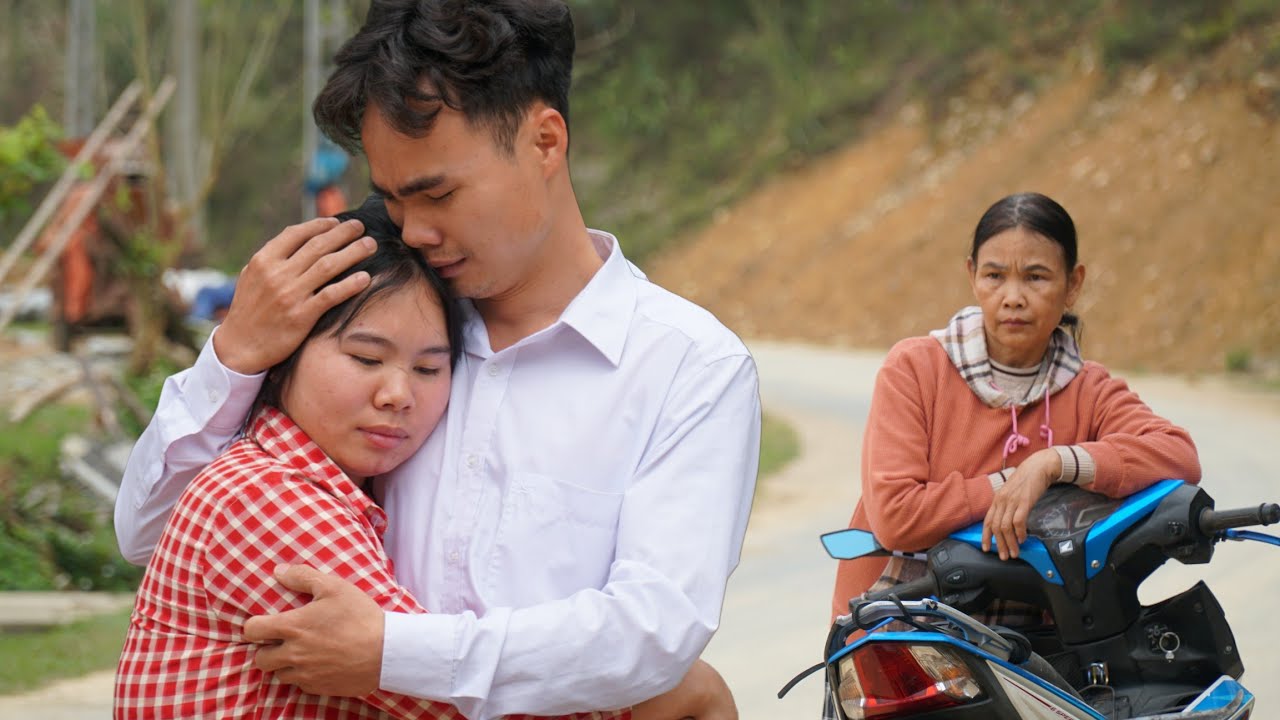 Nuong and Chung hugged each other and cried, when they found each other