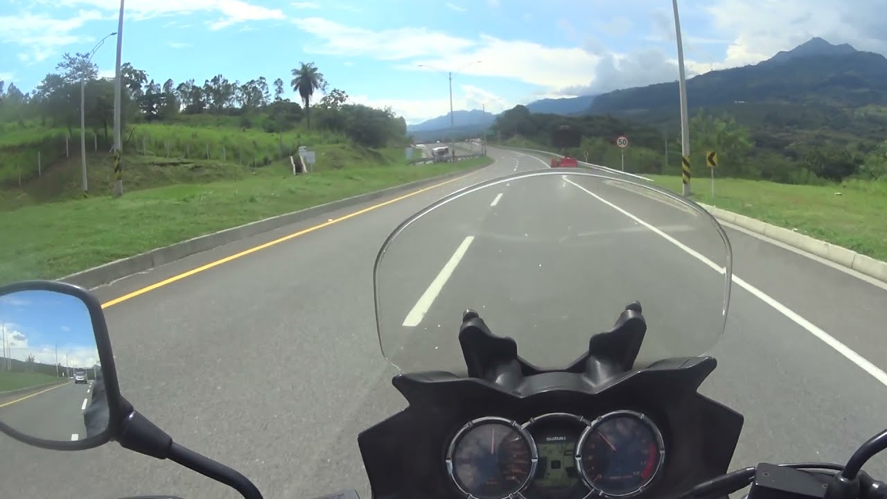 La pintada  a Medellín Autopista Pacifico 2 vstrom 1000dl