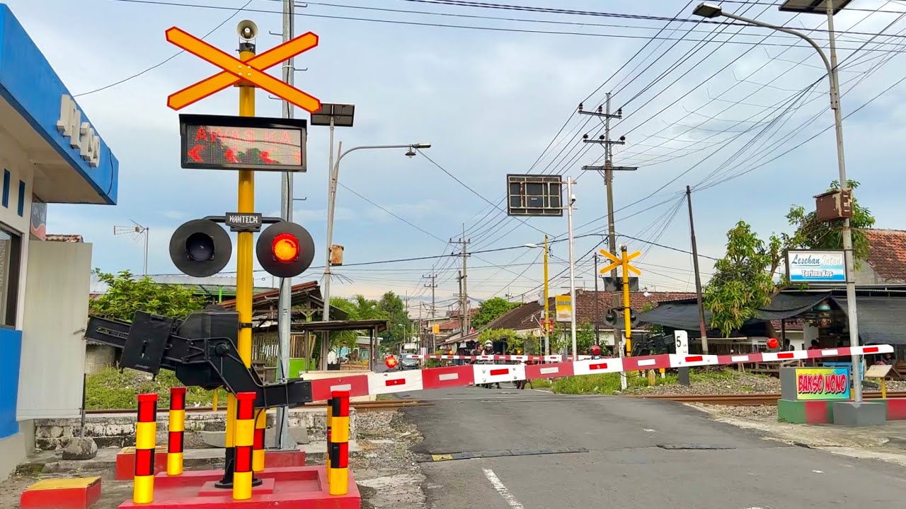 Perlintasan Kereta Api WANTECH Lekso Kota Blitar, Jawa Timur