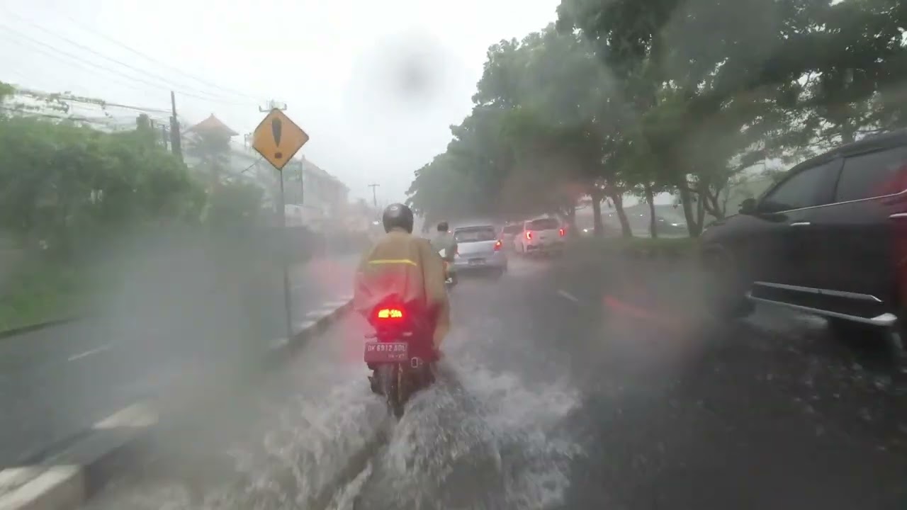 Perjalanan menembus hujan badai