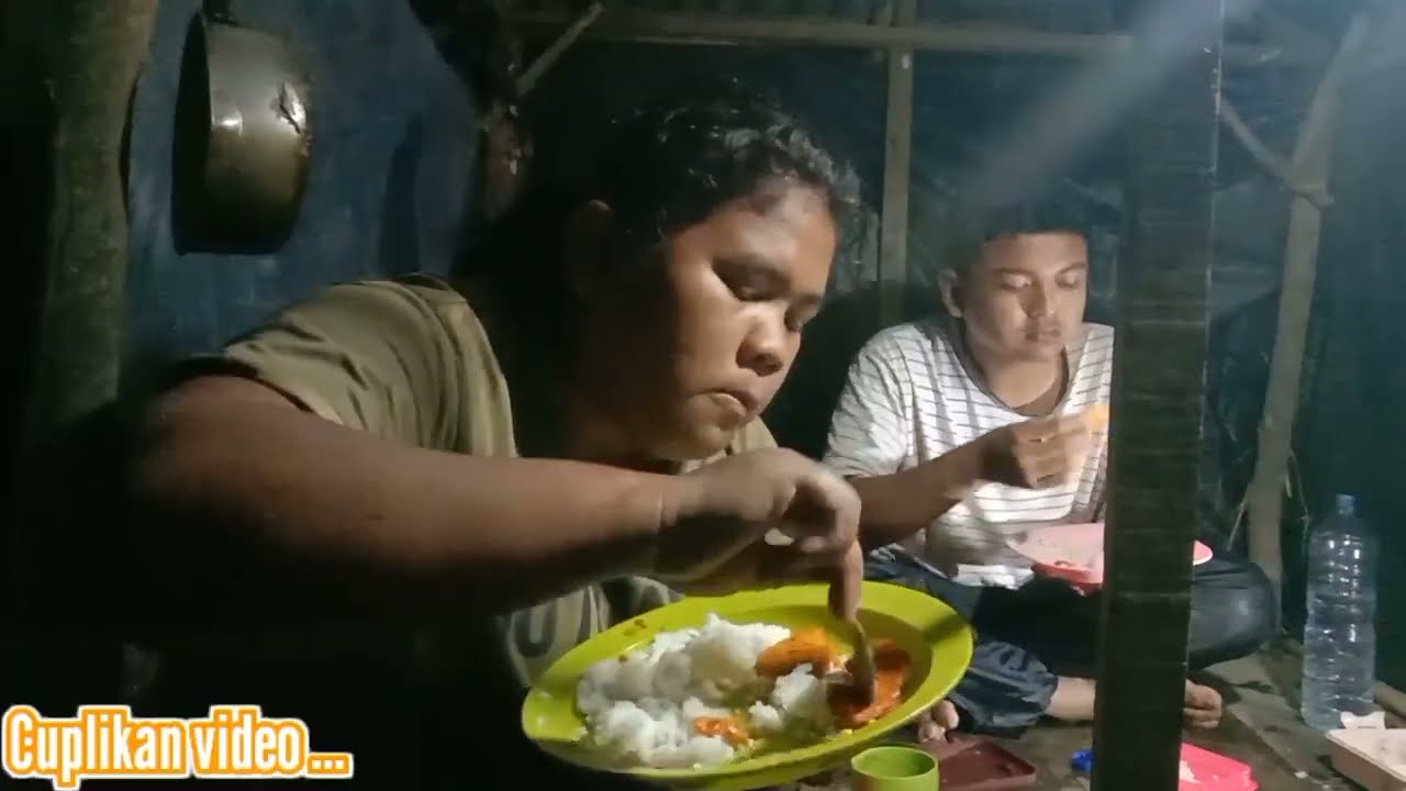 Camping hujan deras di tengah sawah,masak-masak dan tidur di pondok sederhana di tengah sawah 