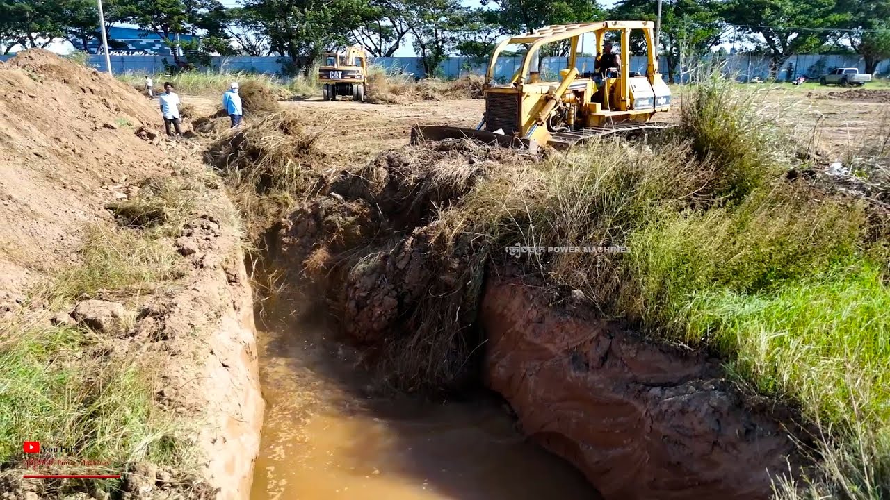 Perfect Just Strat Job!!! Technical To Bury and Clearing Land With D65E Dozer KOMAT'SU Push Filling