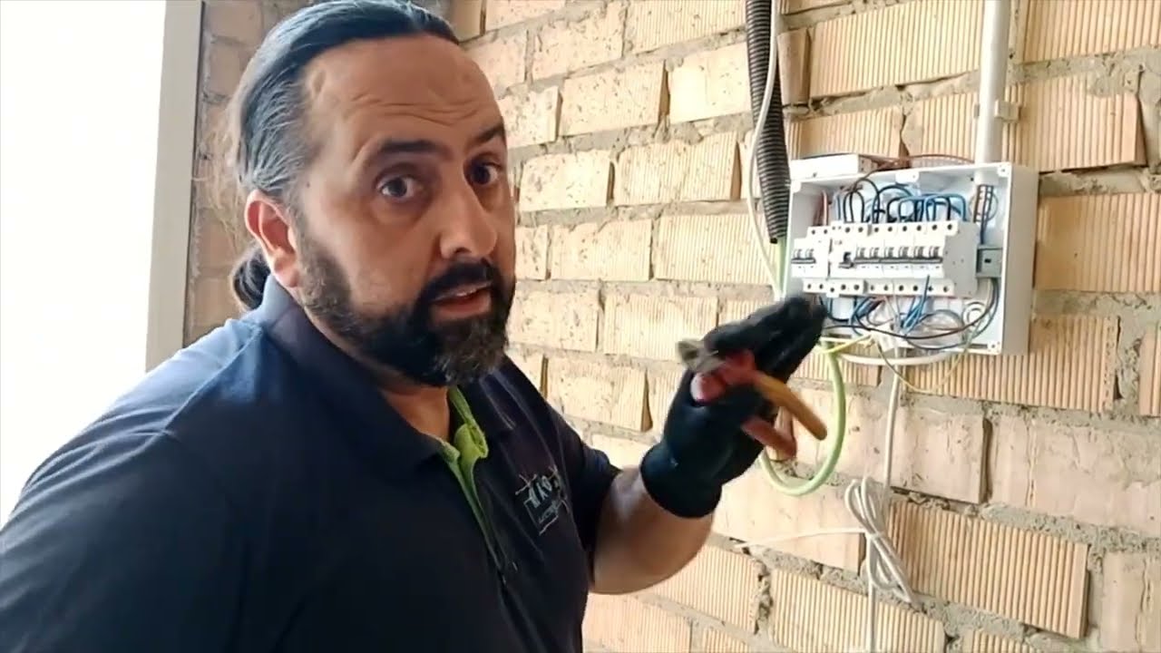 COMO INSTALAR PROYECTORES PARA LA ILUMINACION DE CARTELERIA PARA LOCALES COMERCIALES PARTE 2