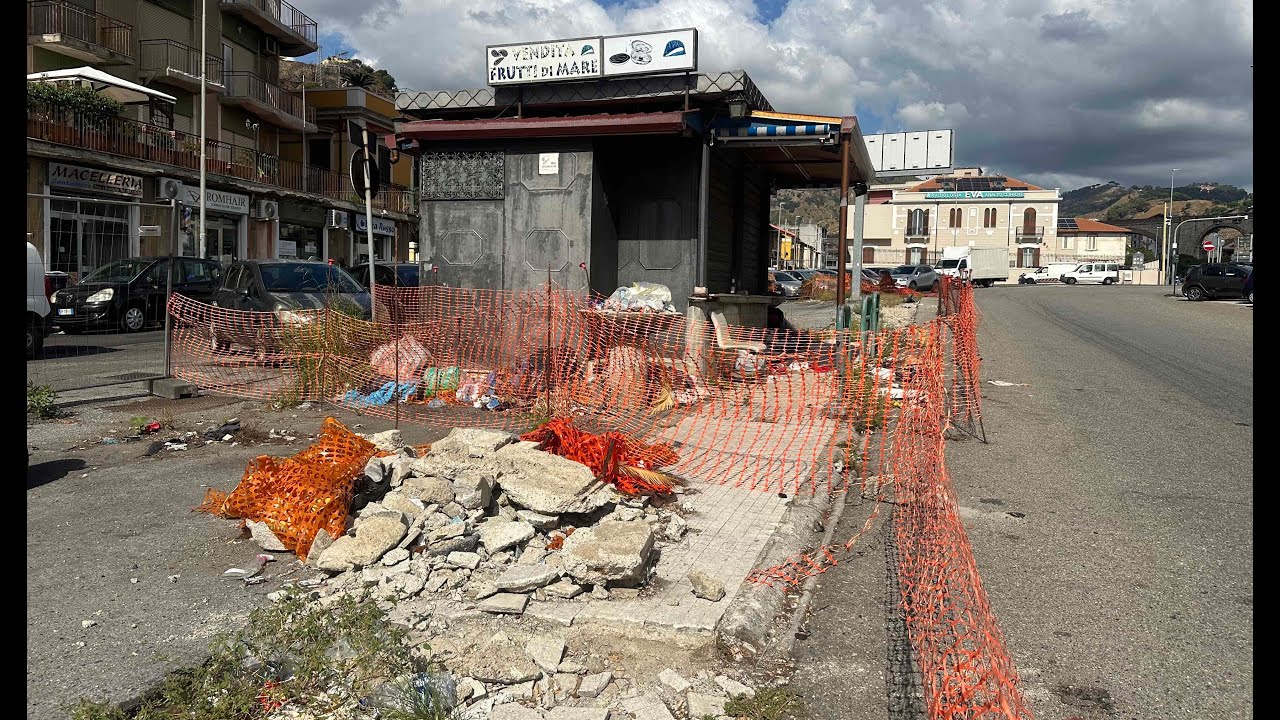 Parcheggio di viale Europa, riprendono i lavori. Demolito il vecchio chiosco dei frutti di mare