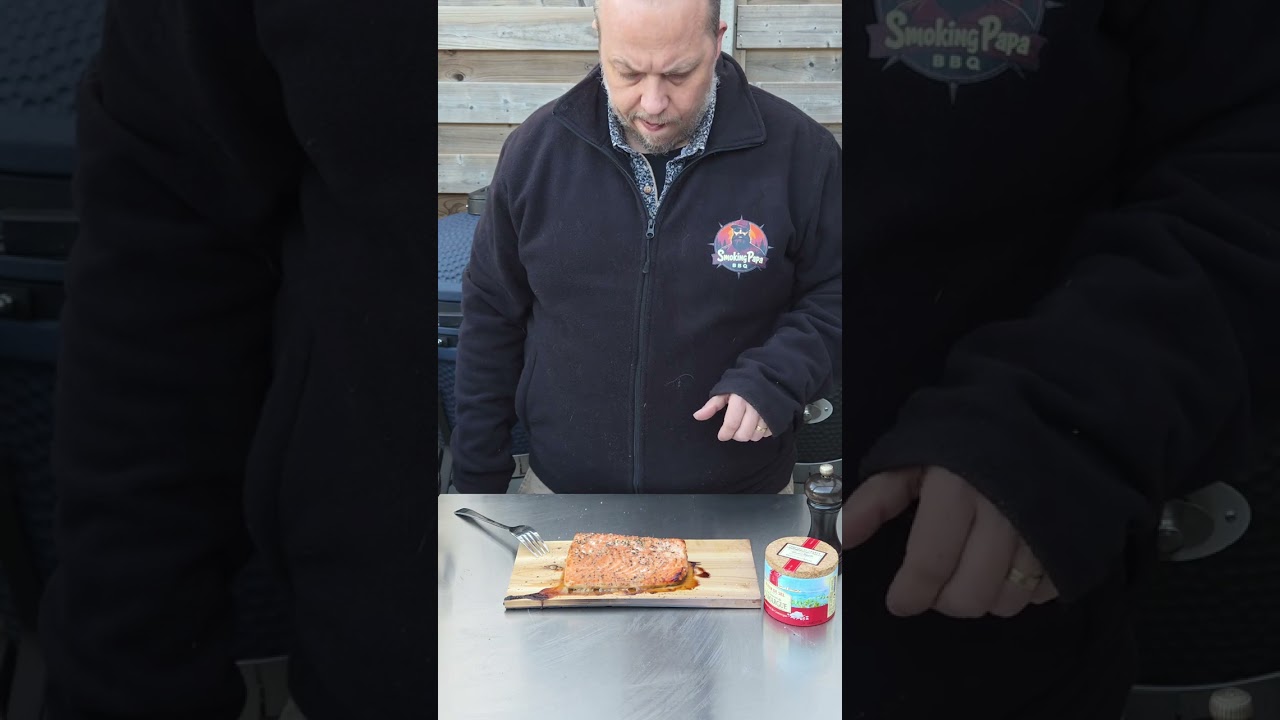 Zalm, langzaam gegaard op een cederhouten plankje.Zachte hitte, verfijnde rooksmaak