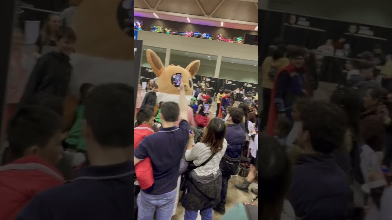 Giant eevee at Toronto Comic con 🇨🇦 #pokemon #toronto #yyz #comiccon #eevee #lifestyle #viral